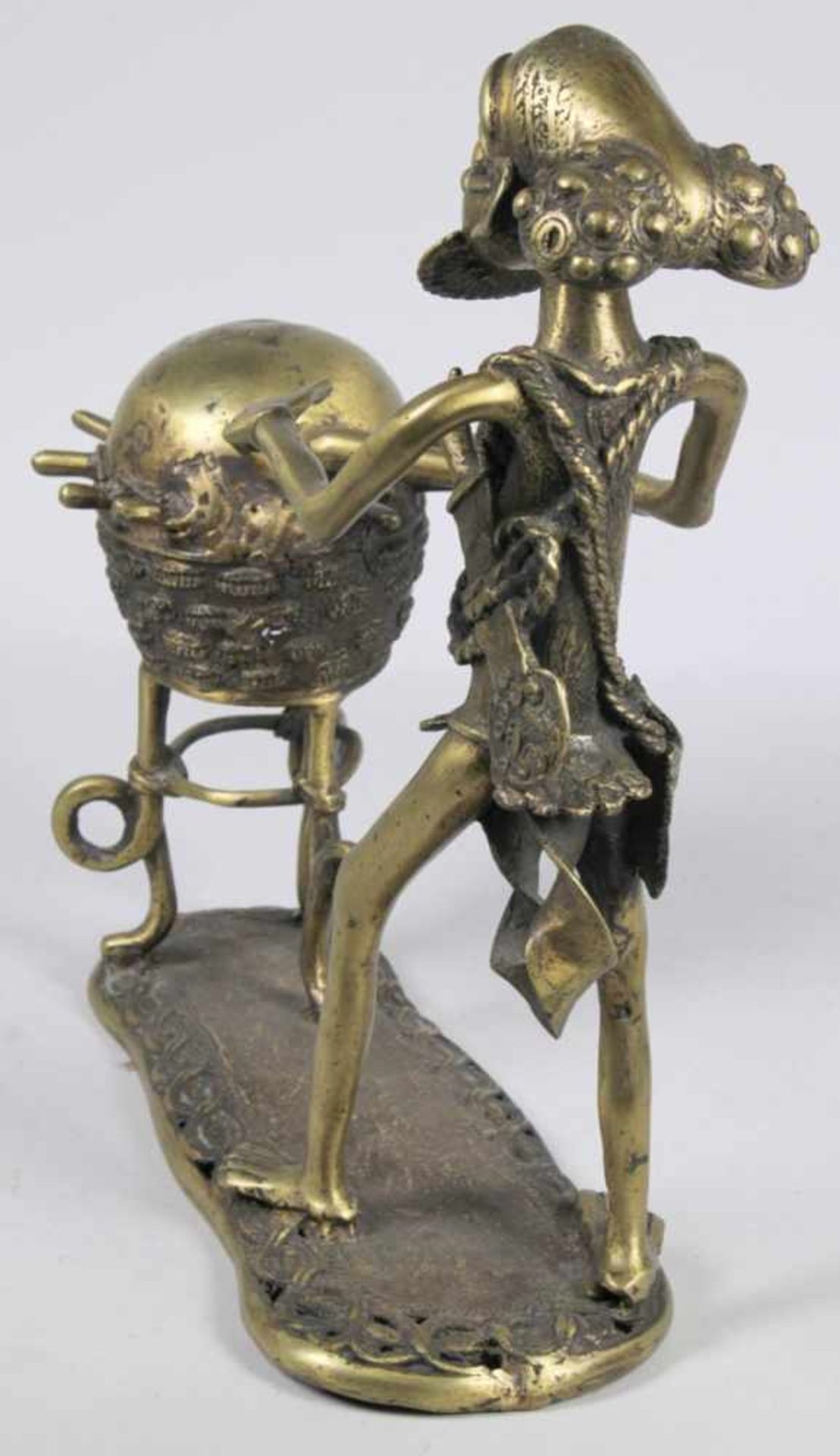 Bronze-Figur, Bamun, Kamerun, auf Plinthe mit Trommel stehende, männliche Darstellung mitSchläger, - Bild 2 aus 3