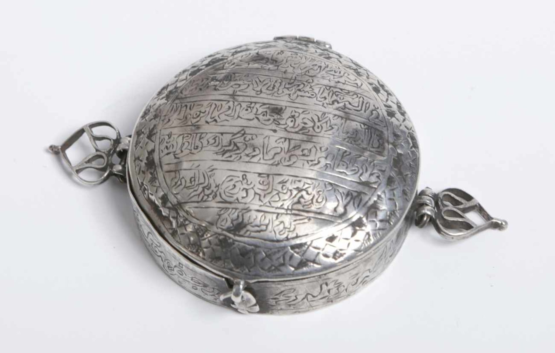 Deckel-Döschen, wohl Tibet, 17./18. Jh., Silber, runde Form mit scharniertem, gewölbtemDeckel mit