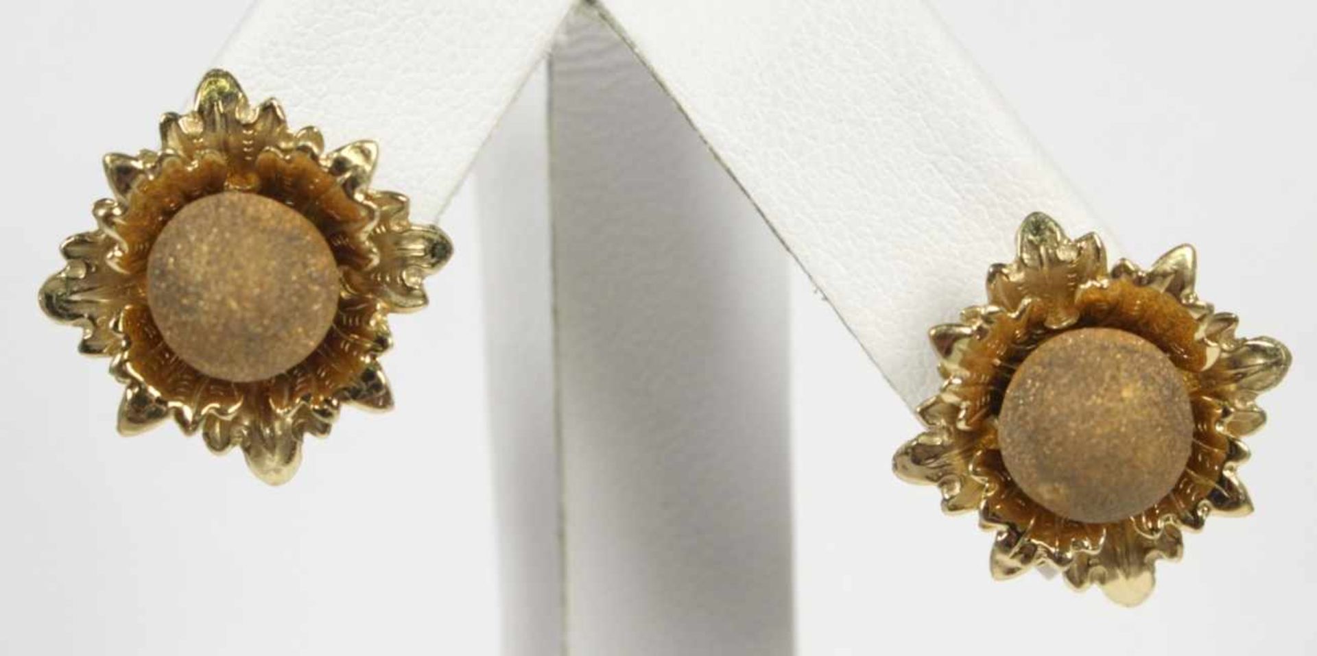 Ein Paar Ohrstecker, GG 585, Blütenform, besetzt mit vergoldeten Kugeln- - -20.00 % buyer's
