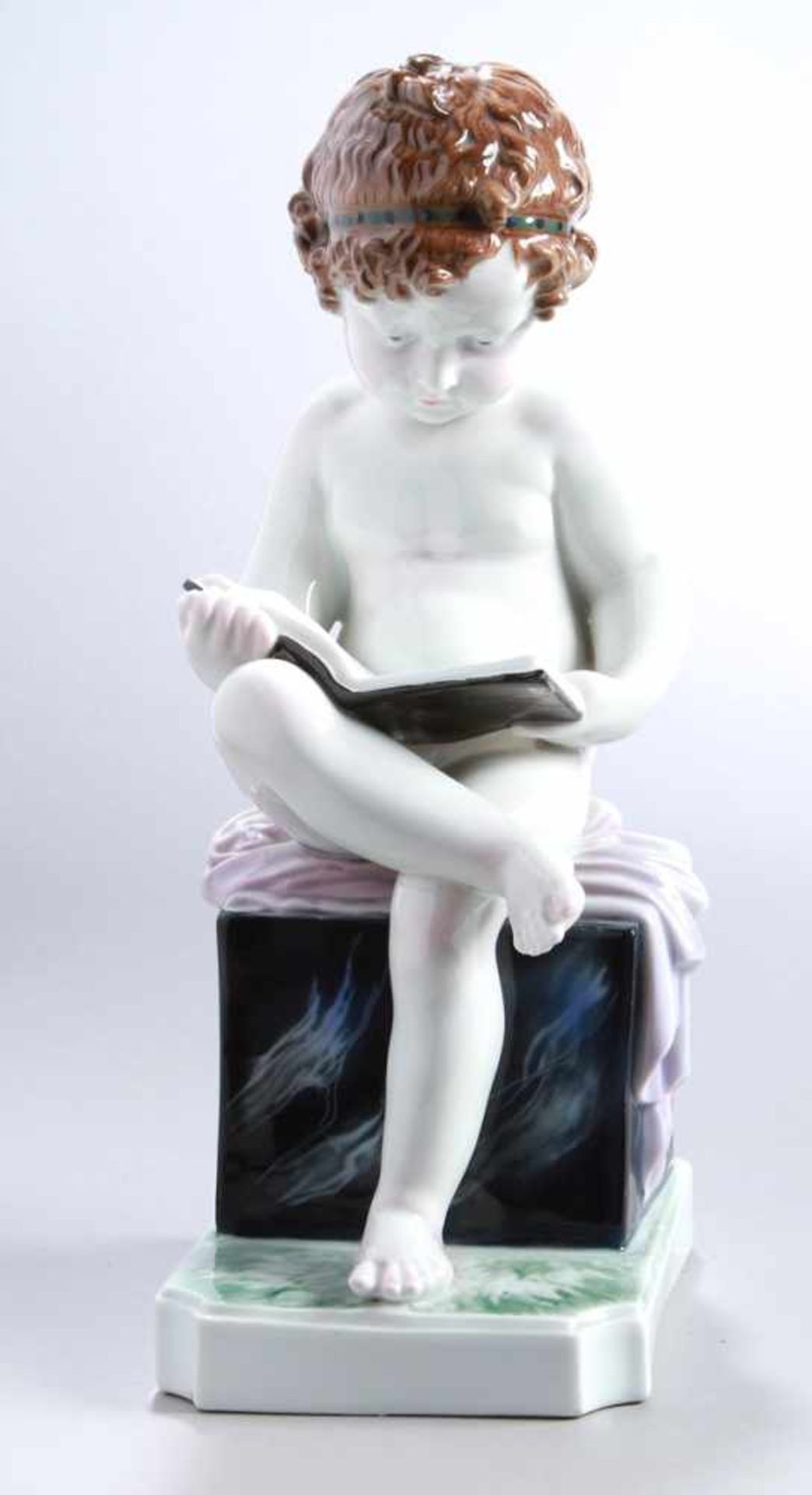 Porzellan-Figur, "Nacktes Kind beim Lesen", Karl Ens, Volkstedt., um 1930, Mod.nr.: 2967,auf