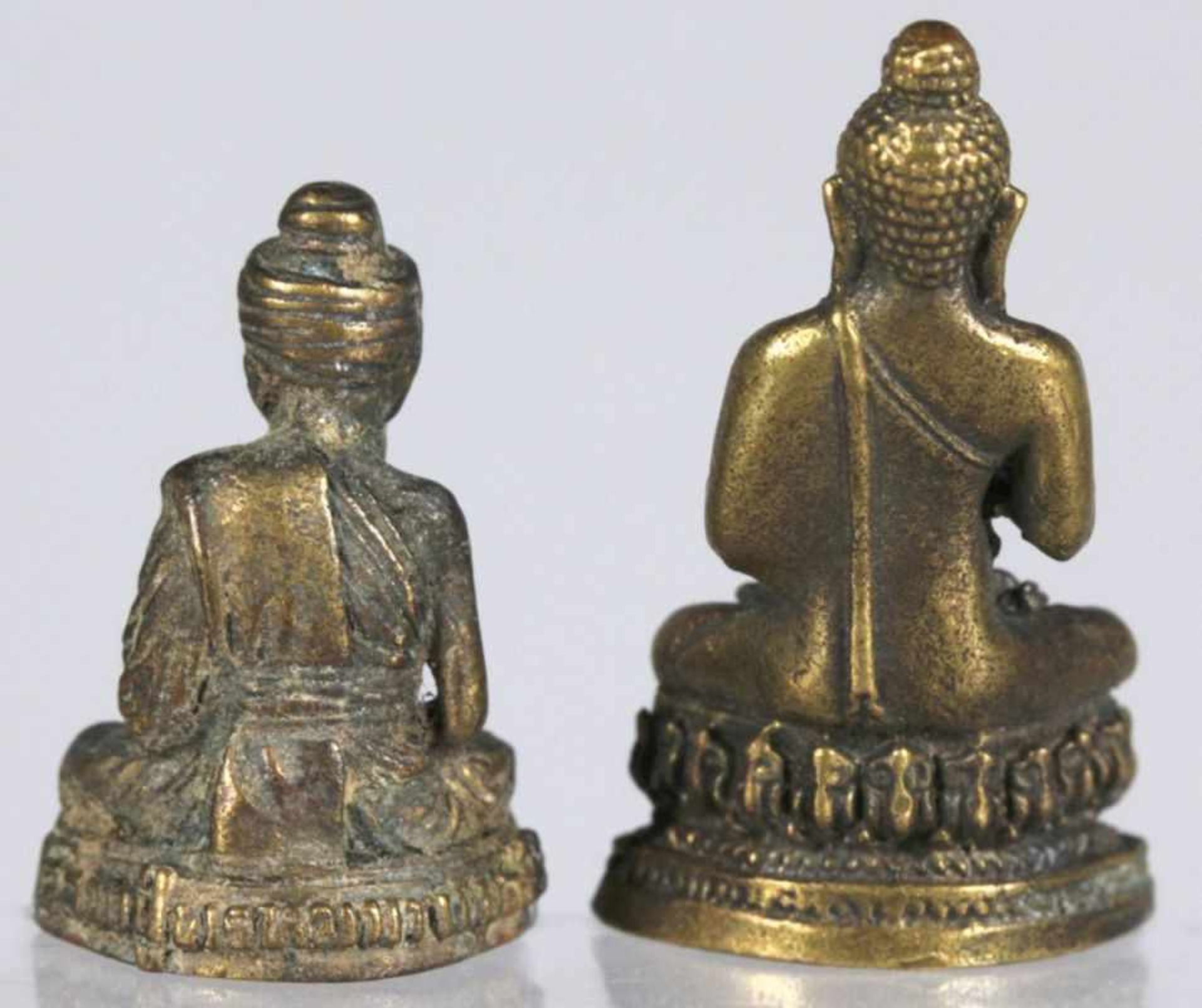 Zwei Bronze-Minaiturbuddhas, Tibet, 20. Jh., 2 kleine, unterschiedliche Darstellungen - Bild 2 aus 3