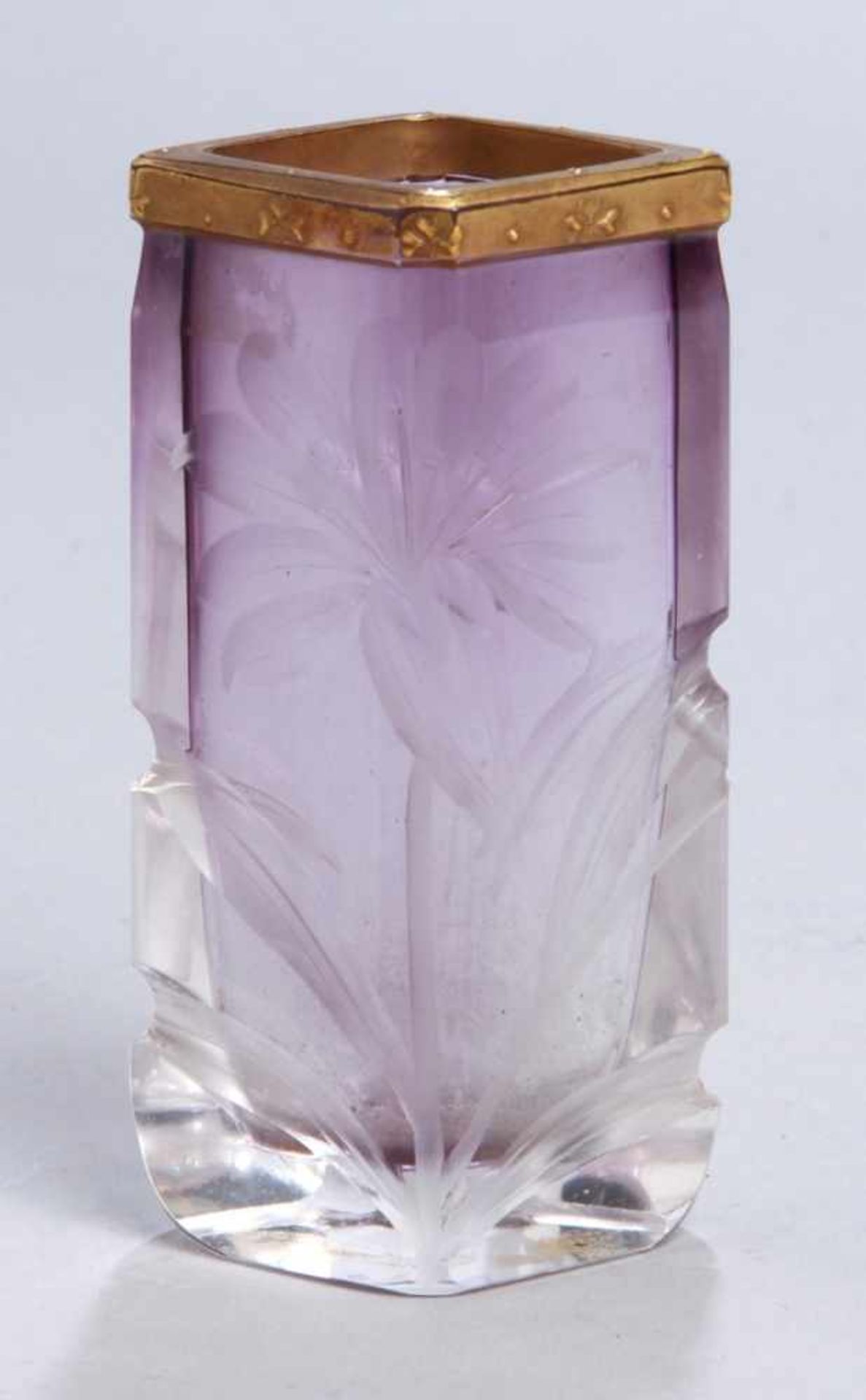 Glas-Ziervase, Ludwig Moser & Söhne, Meierhöfen bei Karlsbad, um 1910, Dekor: violettininnen,