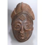 Hand-Maske, Punu, Gabun, plastisches Gesicht mit wulstiger Narbentatauierung auf Stirn,Holz,