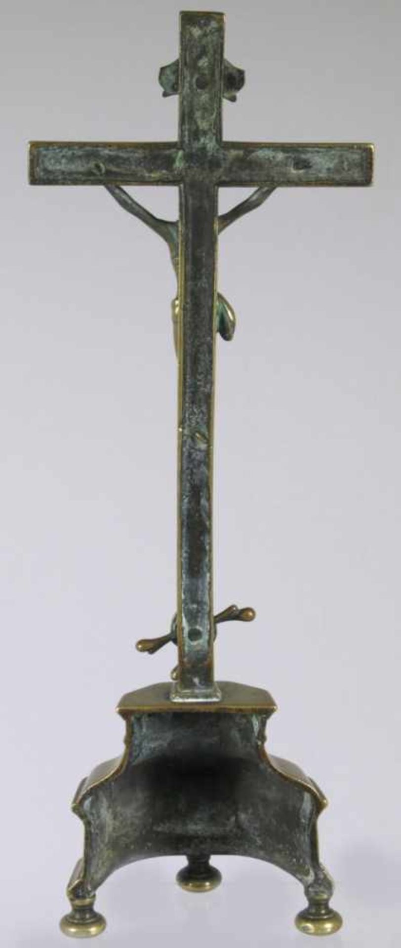 Bronze-Standkreuz, Frankreich, 17./18. Jh., auf 3 gequetschten Kugelfüßchen Sockel mitschlichtem - Bild 2 aus 3