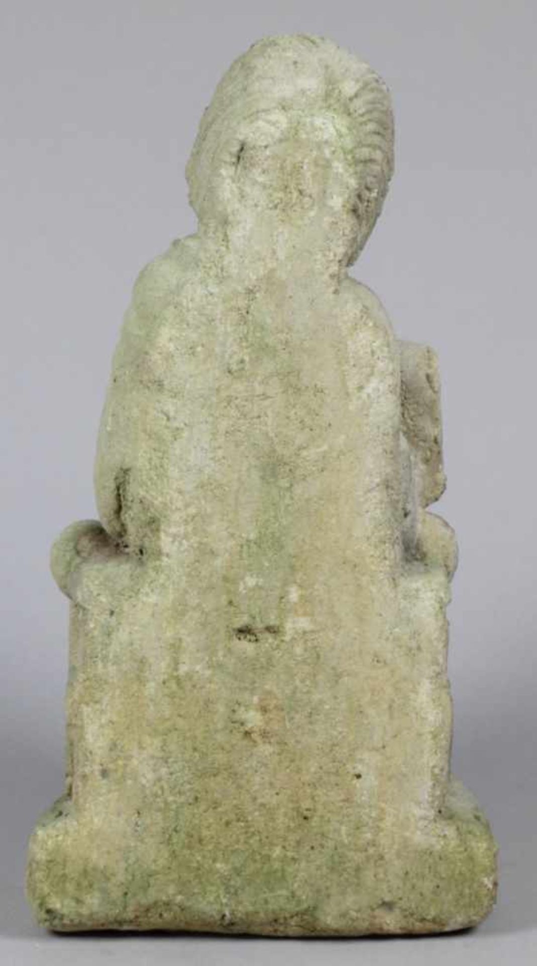 Steinguss-Figur, "Heiliger", auf frontseitig ausgebogtem Sockel auf Hocker sitzende,plastische, - Bild 3 aus 4