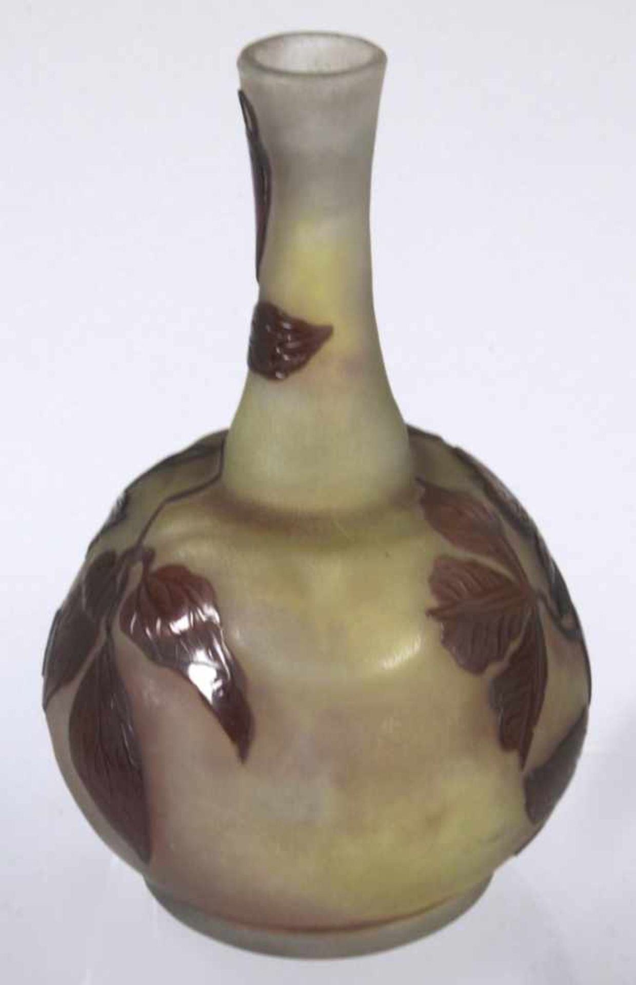 Glas-Ziervase, "Clématite", Emile Gallé, Nancy, um 1904-06, über eingezogenem Rundstandgebauchter - Bild 3 aus 6