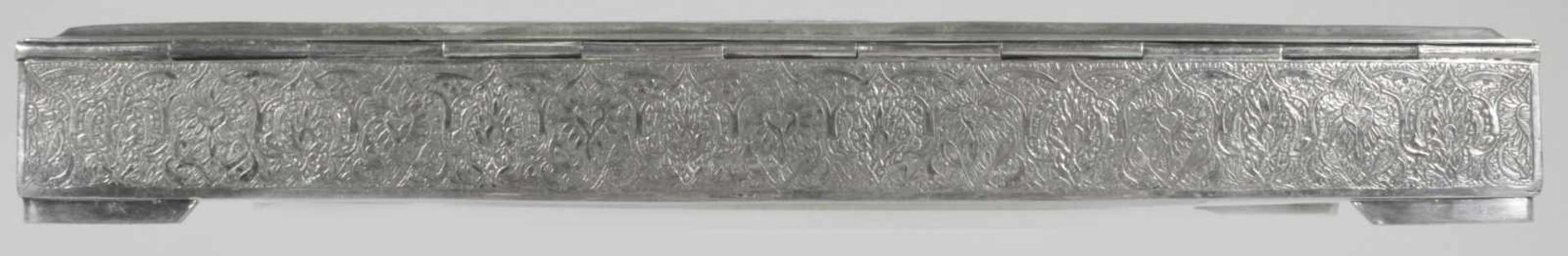 Koran-Schatulle, Persien, um 1900, Silber 84, über 4 flachen Eckfüßchen rechteckige,zylindrische - Bild 4 aus 5