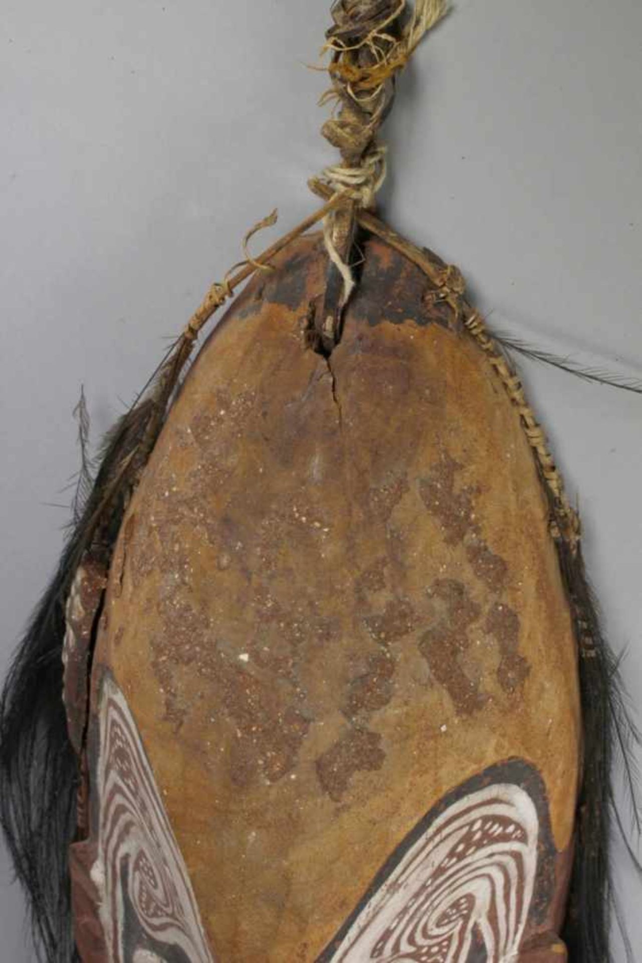 Haus-Maske, Papua, Neu-Guinea, Mittlerer Sepik, plastisch gewölbtes Gesicht mitvorstehenden Augen - Bild 2 aus 3