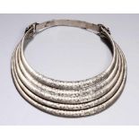 Hals-Schmuck, Hmong, Asien, um 1900, niedrig ligiertes Silber, gefertigt aus 5 Reifen,