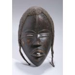Maske, Dan, Liberia, halbplastisch ausgeformtes Gesicht, Darstellung eines schönen, jungenMädchens