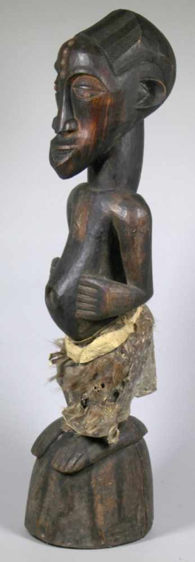 Fetisch, Songe, Kongo, auf hoch gewölbtem Rundsockel stehende Darstellung mit an - Bild 2 aus 3