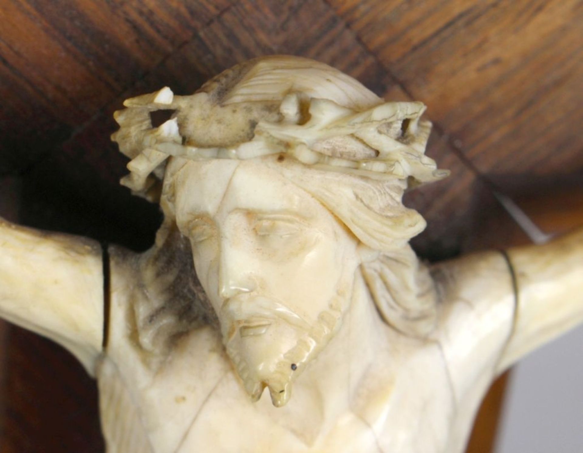 Elfenbein-Corpus Christi an Holzkreuz, Frankreich, 2. Hälfte 19. Jh., schlichtes Holzkreuzmit - Bild 3 aus 6