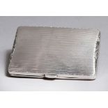 Kleines Zigaretten-Etui, 1934, Sterling Silber, rechteckig, scharniert, Wandung mitLineardekor,