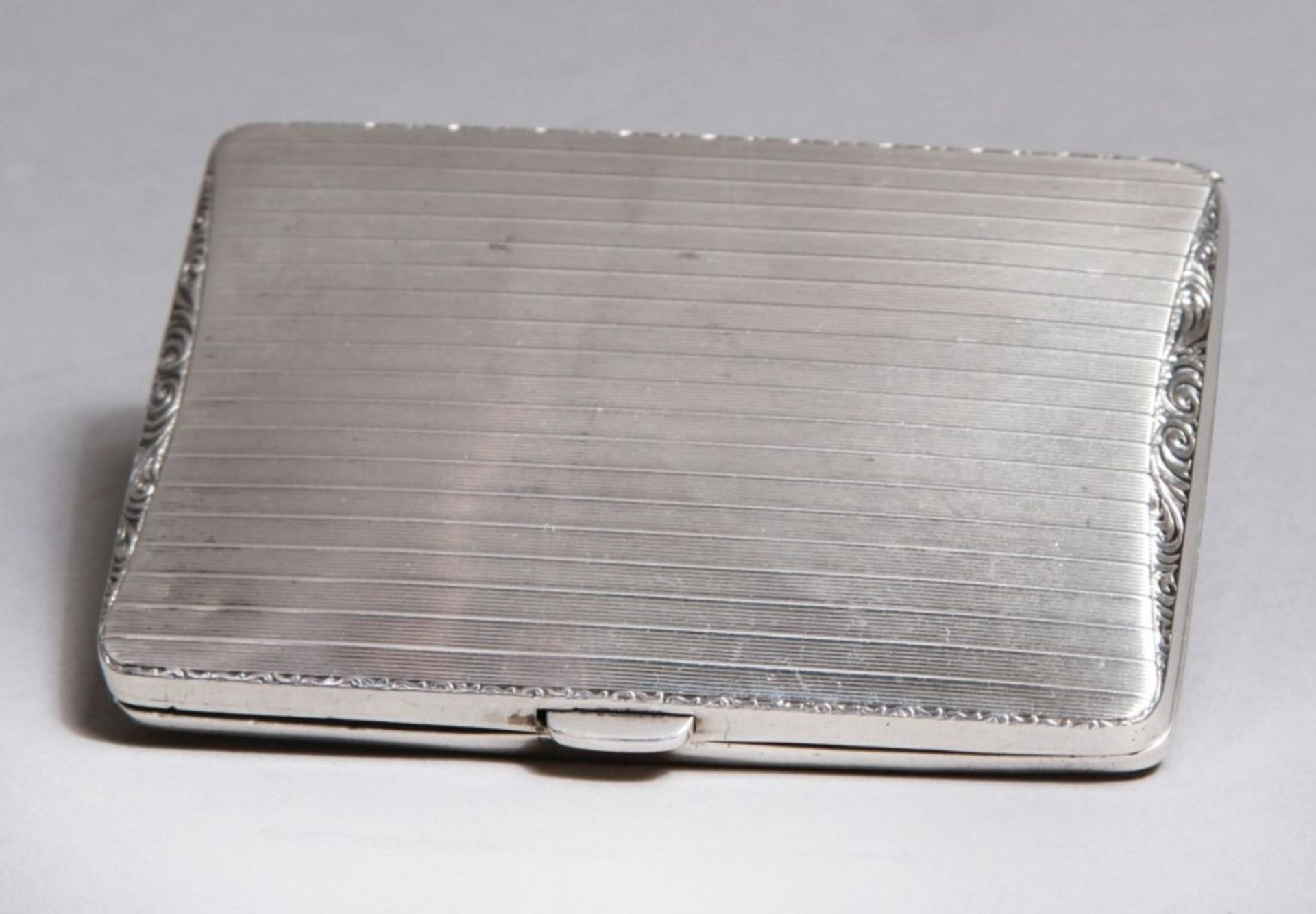 Kleines Zigaretten-Etui, 1934, Sterling Silber, rechteckig, scharniert, Wandung mitLineardekor,