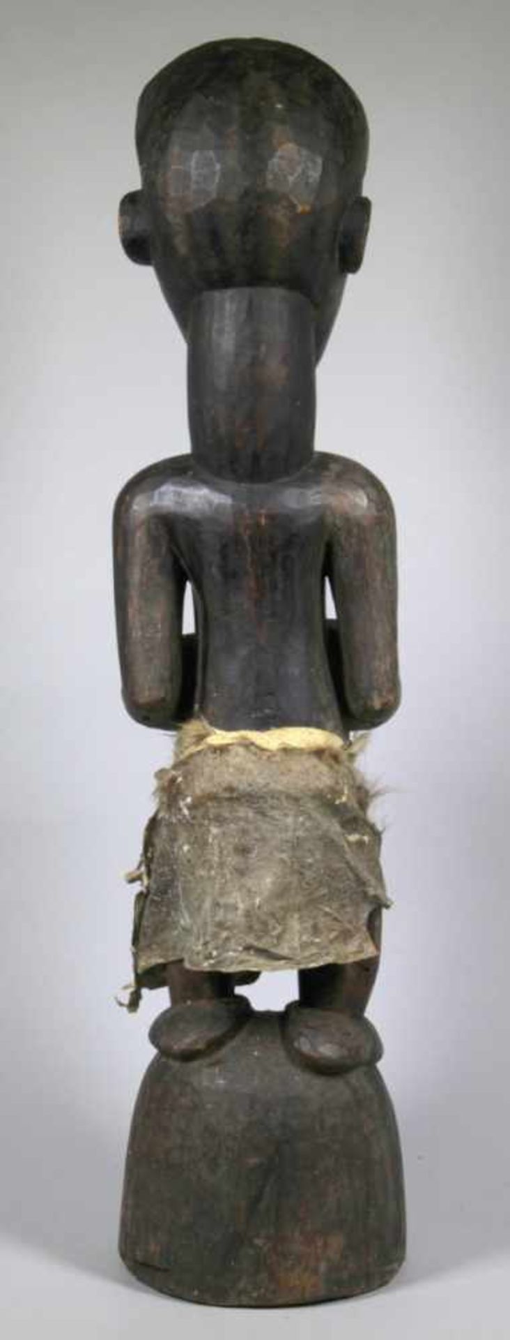 Fetisch, Songe, Kongo, auf hoch gewölbtem Rundsockel stehende Darstellung mit an - Bild 3 aus 3