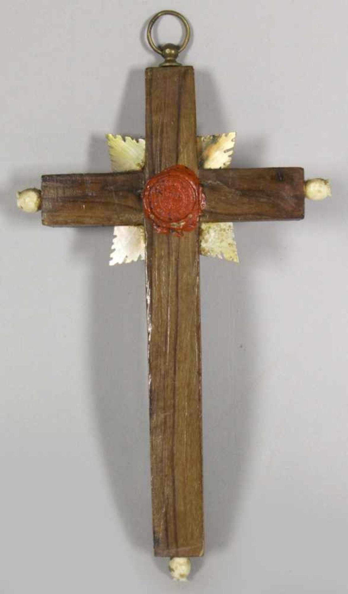 Wand-Kreuz, 19. Jh., kleines, schlichtes Holzkreuz mit runden, beschrifteten, - Bild 2 aus 2