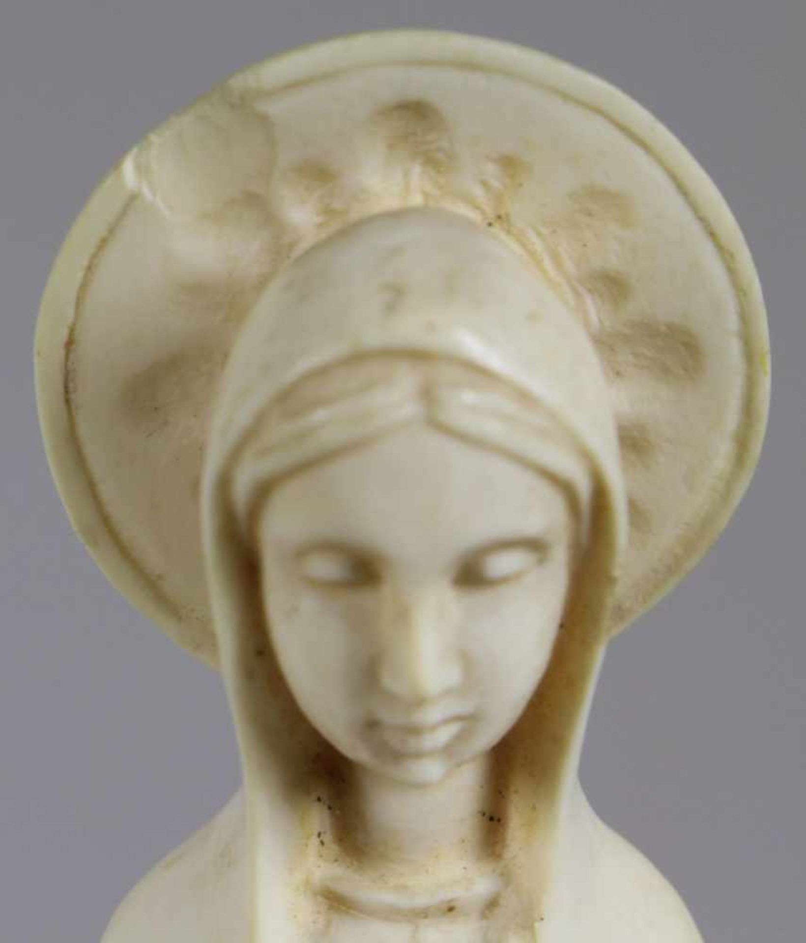 Elfenbein-Madonna, dt. oder Frankreich, um 1930, auf dunklem, konischem Holzsockelvollplastische, - Bild 3 aus 4