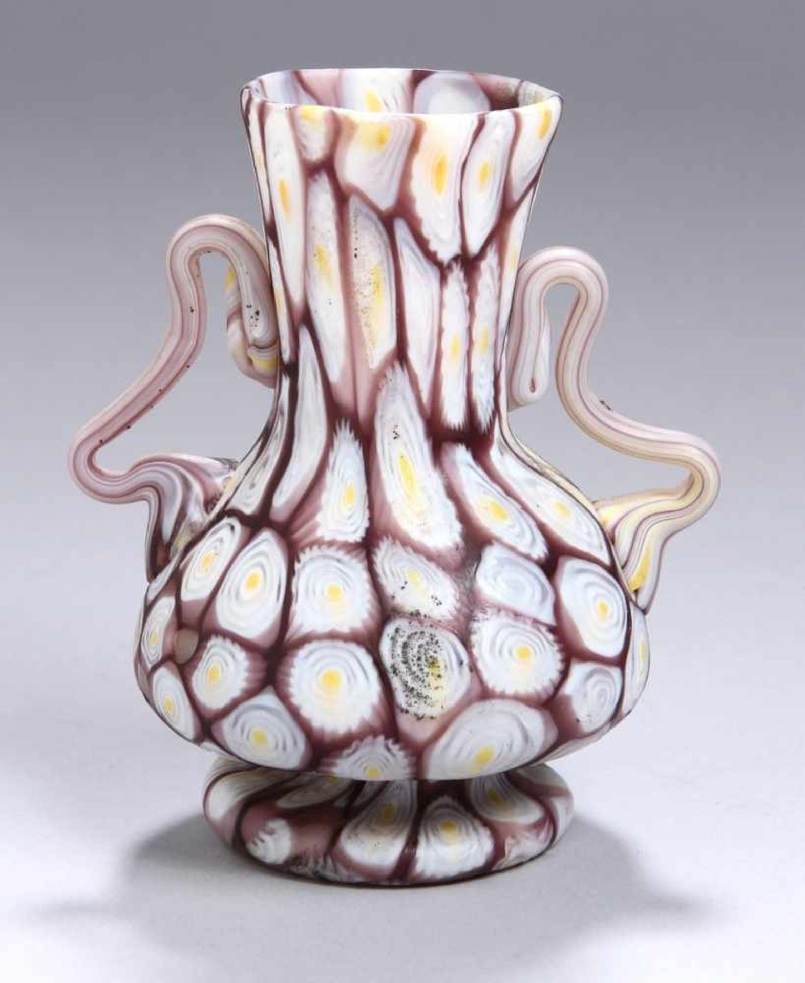 Glas-Doppelhenkelziervase, "Murrine", Murano, Fratelli Toso, um 1910, 2 applizierte,geschweift