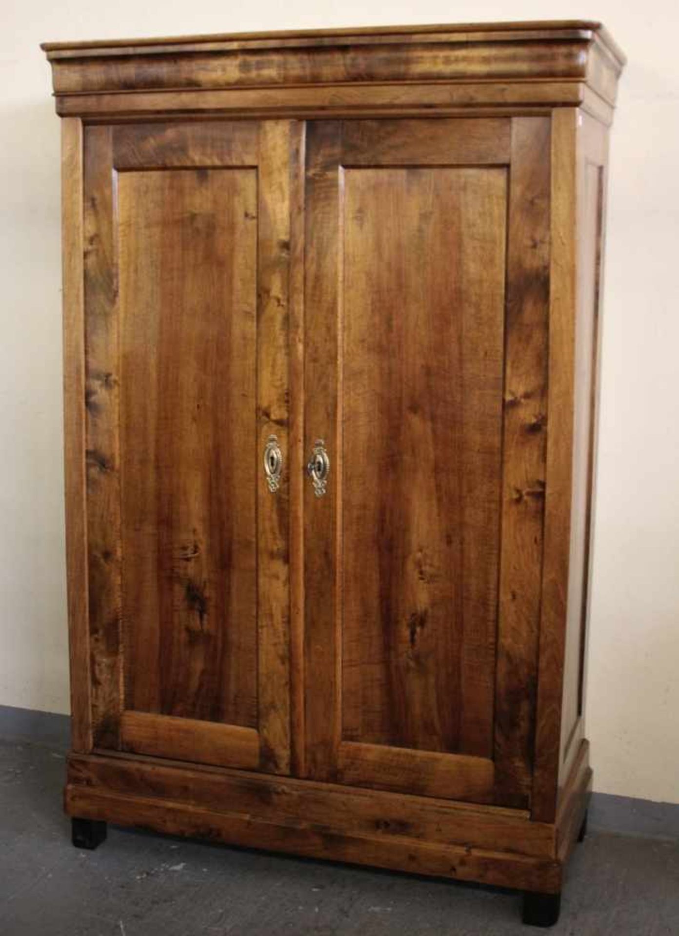 Biedermeier-Schrank, süddt., um 1830, Nussbaumholz furniert und massiv, 2-türig, je