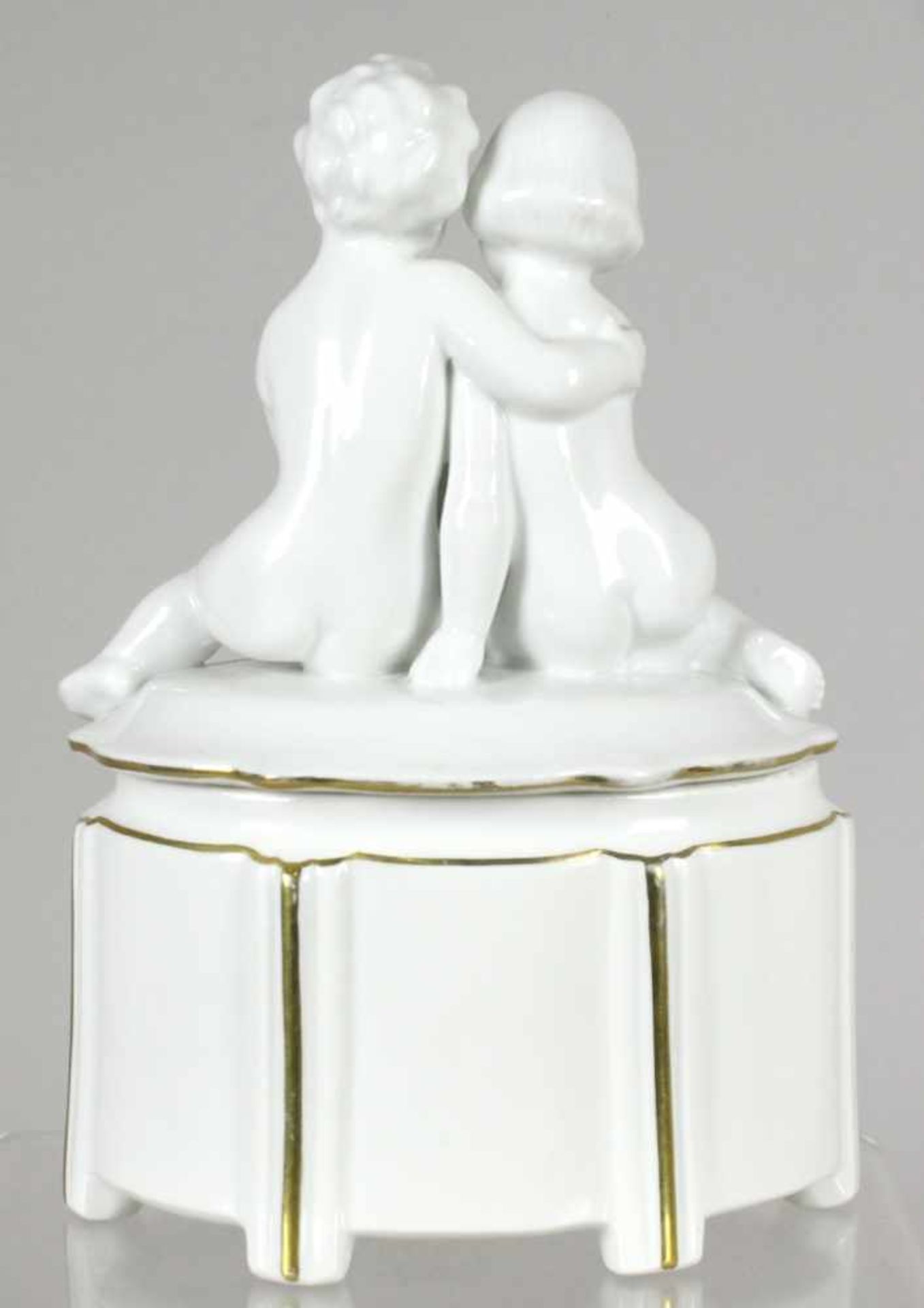 Porzellan-Deckeldose, "Kinderpaar", Neue Porzellanfabrik Tettau, um 1927-37, Mod.nr.:28..A, - Bild 2 aus 3