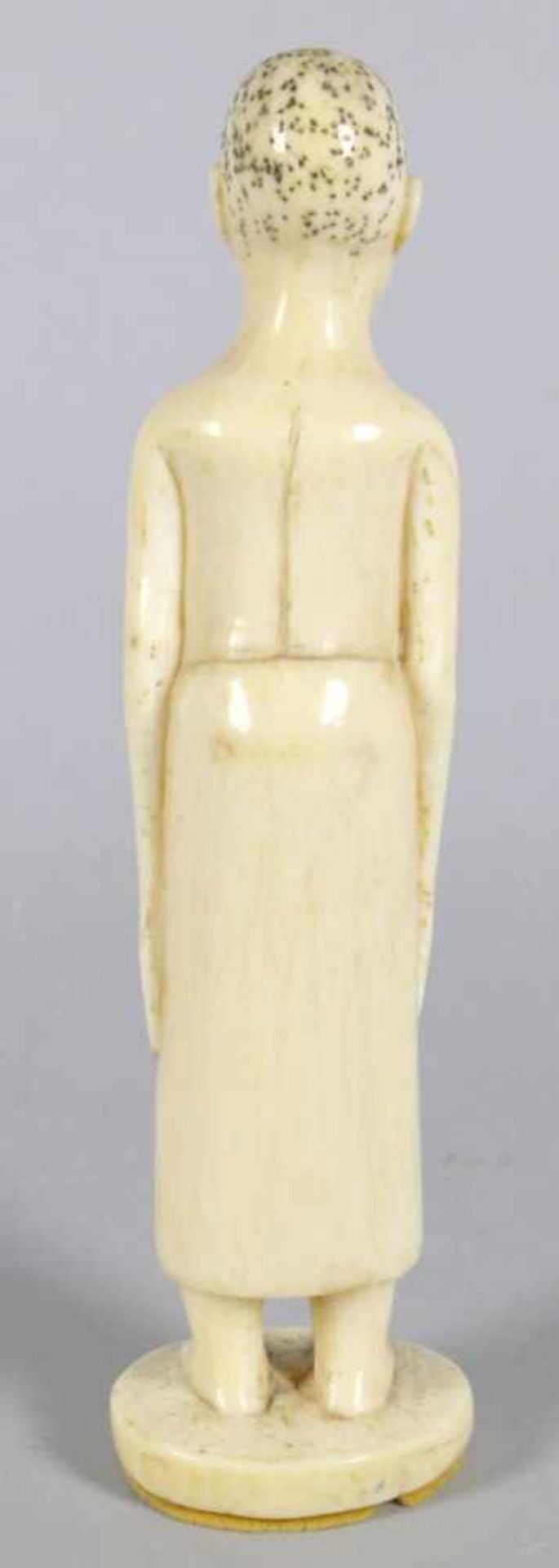 Elfenbein-Figur, Mangbetu, Kongo, um 1910, auf Rundplinthe plastische, stehendeDarstellung eines - Bild 2 aus 2