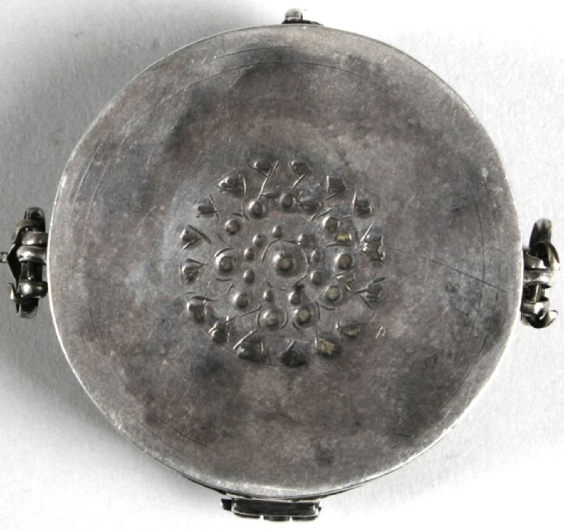 Deckel-Döschen, wohl Tibet, 17./18. Jh., Silber, runde Form mit scharniertem, gewölbtemDeckel mit - Bild 3 aus 3