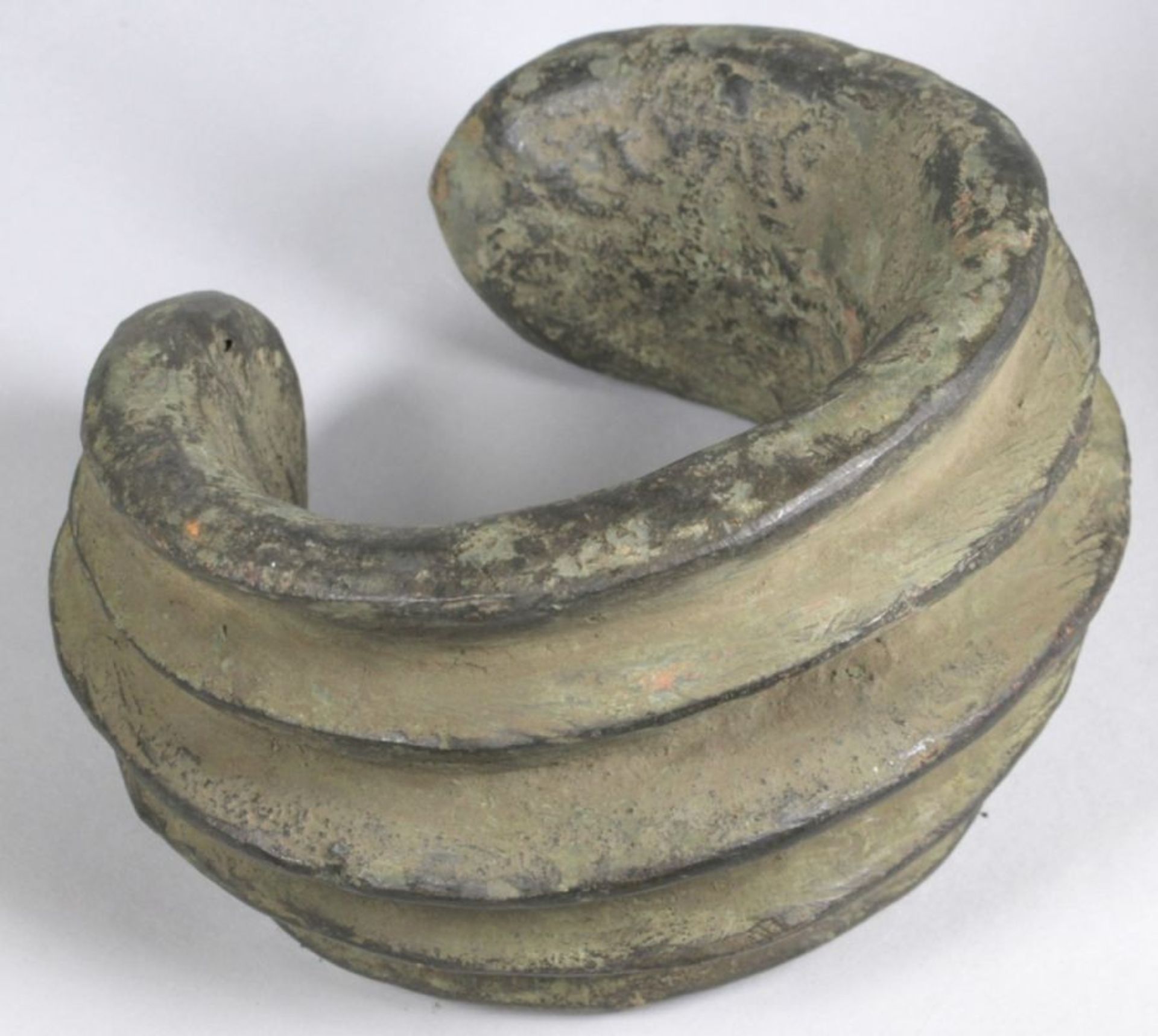 Bronze-Reif, Afrika, Manille, sog. Primitivgeld, ovale, gekeht gerillte, offene Form mitschöner, - Bild 2 aus 3