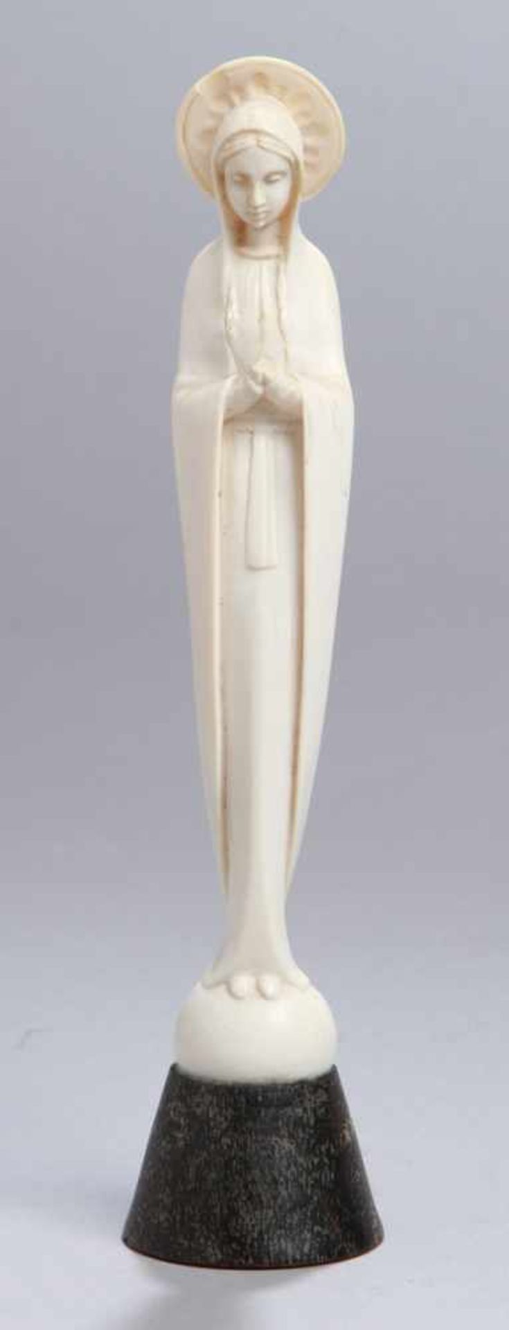 Elfenbein-Madonna, dt. oder Frankreich, um 1930, auf dunklem, konischem Holzsockelvollplastische,