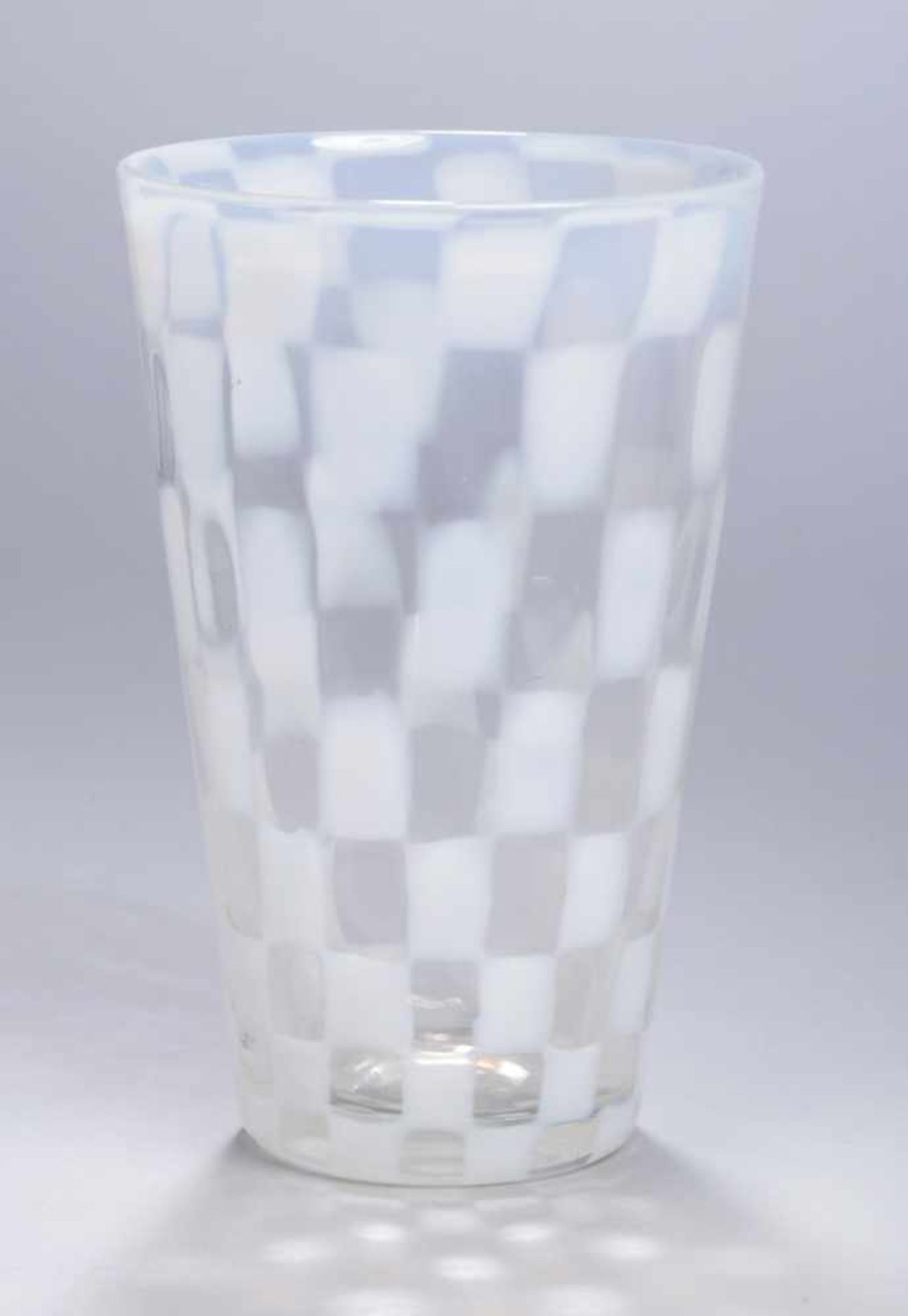 Glas-Ziervase, 2. Hälfte 20. Jh., runder Stand, konischer Korpus, farbloses Glas,Schachbrettmuster