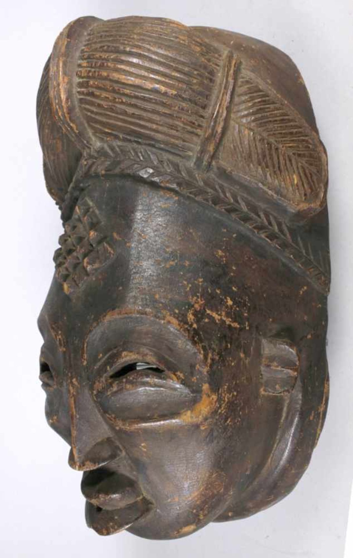 Hand-Maske, Punu, Gabun, plastisches Gesicht mit wulstiger Narbentatauierung auf Stirn,Holz, - Bild 2 aus 4