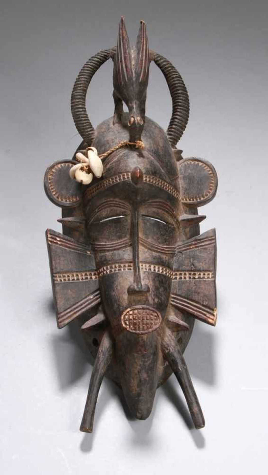 Kpelie-Maske, Senufo, Elfenbeinküste, strenges, kubistisches Gesicht mit kleinen,