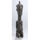 Ahnen-Figur, Dengese, Kongo, vollplastische, kniende, weibliche Darstellung mitvorstehendem Bauch