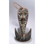 Ritual-Haken, Papua, Neu-Guinea, Mittlerer Sepik, Maskenhaken wohl der Sawos, über HakenMaske,