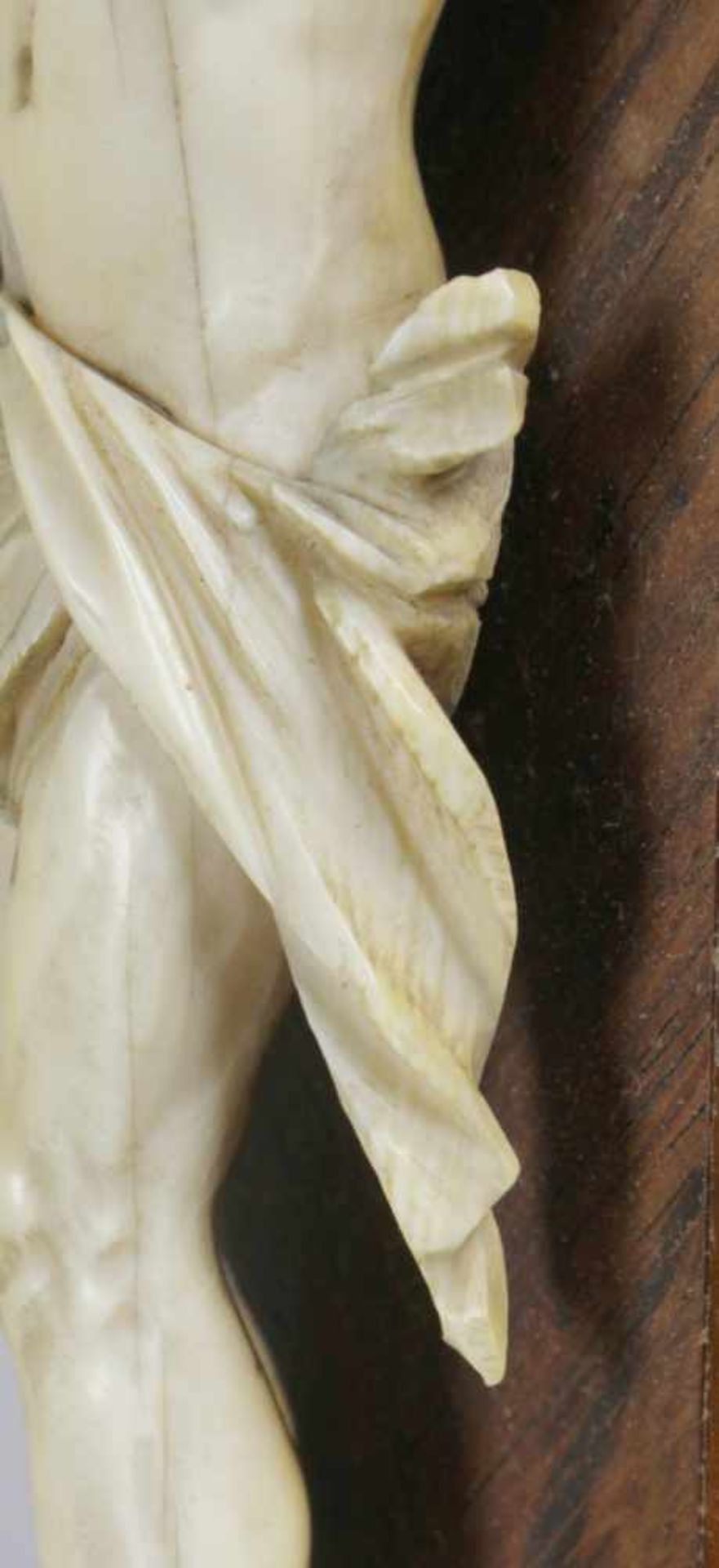 Elfenbein-Corpus Christi an Holzkreuz, Frankreich, 2. Hälfte 19. Jh., schlichtes Holzkreuzmit - Bild 4 aus 6