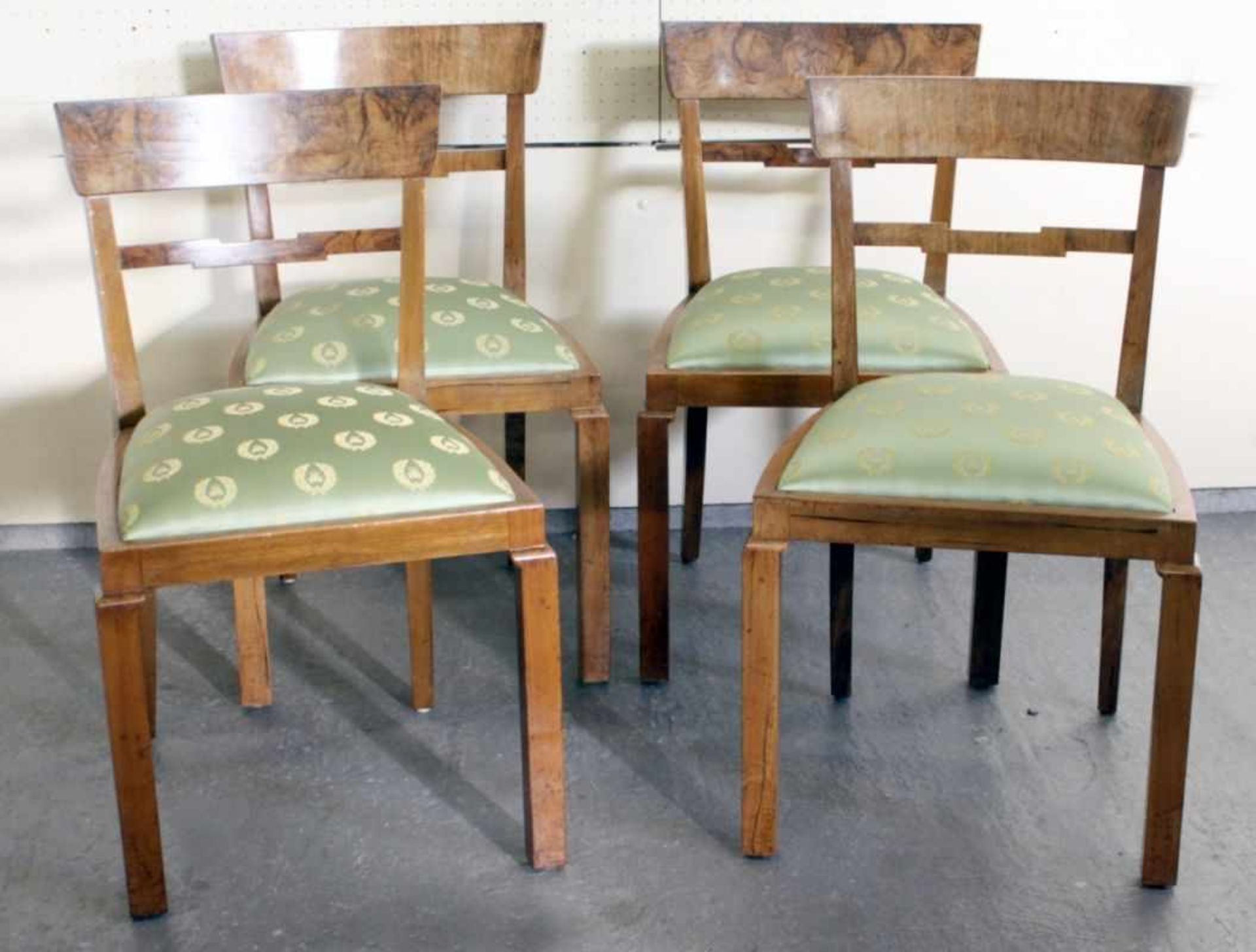 Vier Stühle, dt., um 1900, Nuss- und Nusswurzelholz furniert und massiv, geformteRückenlehne,
