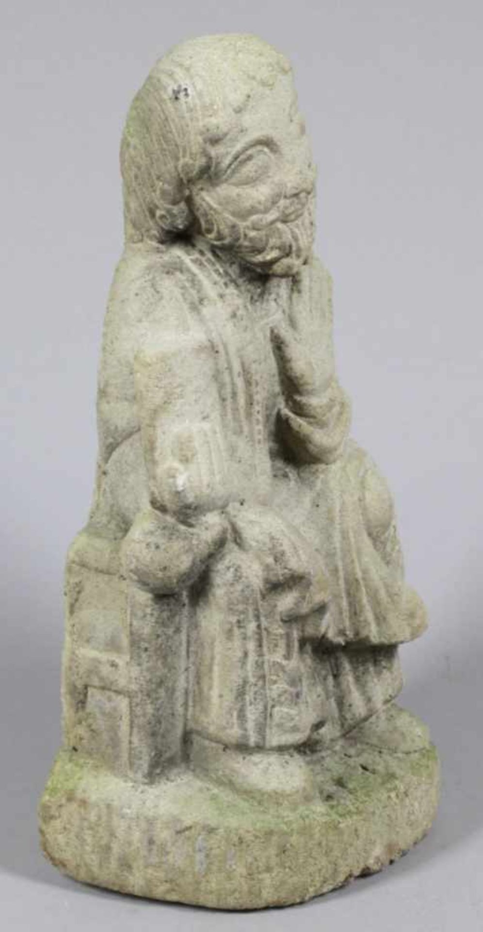Steinguss-Figur, "Heiliger", auf frontseitig ausgebogtem Sockel auf Hocker sitzende,plastische, - Bild 2 aus 4