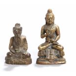 Zwei Bronze-Minaiturbuddhas, Tibet, 20. Jh., 2 kleine, unterschiedliche Darstellungen