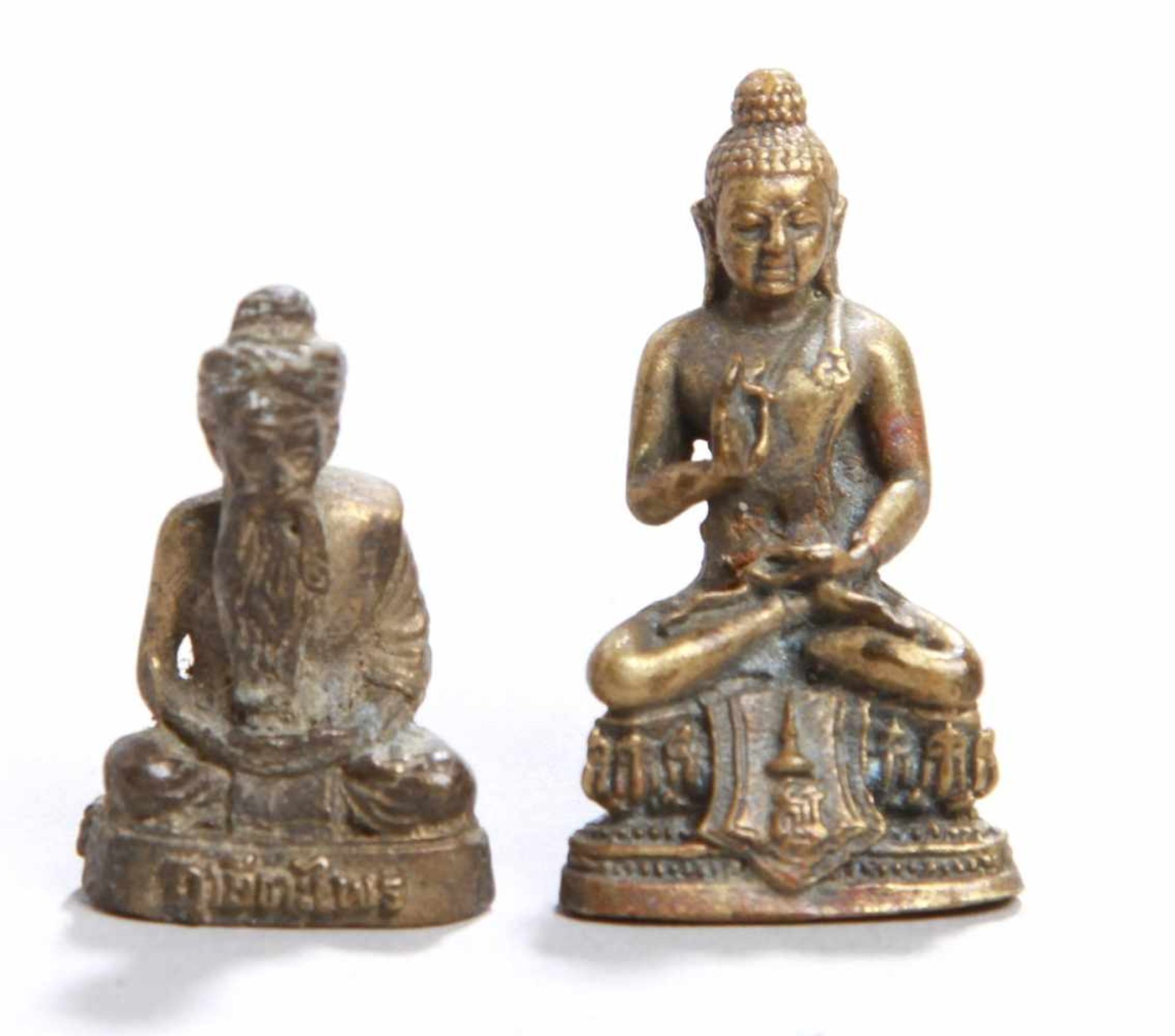 Zwei Bronze-Minaiturbuddhas, Tibet, 20. Jh., 2 kleine, unterschiedliche Darstellungen
