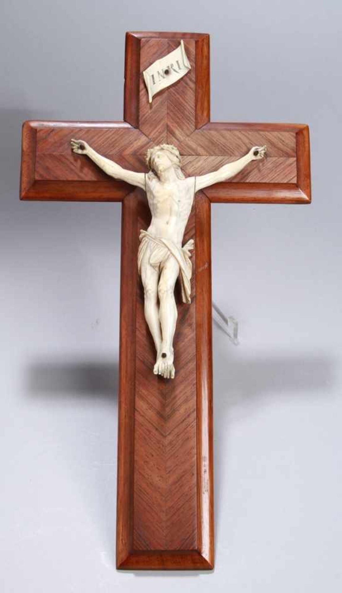 Elfenbein-Corpus Christi an Holzkreuz, Frankreich, 2. Hälfte 19. Jh., schlichtes Holzkreuzmit