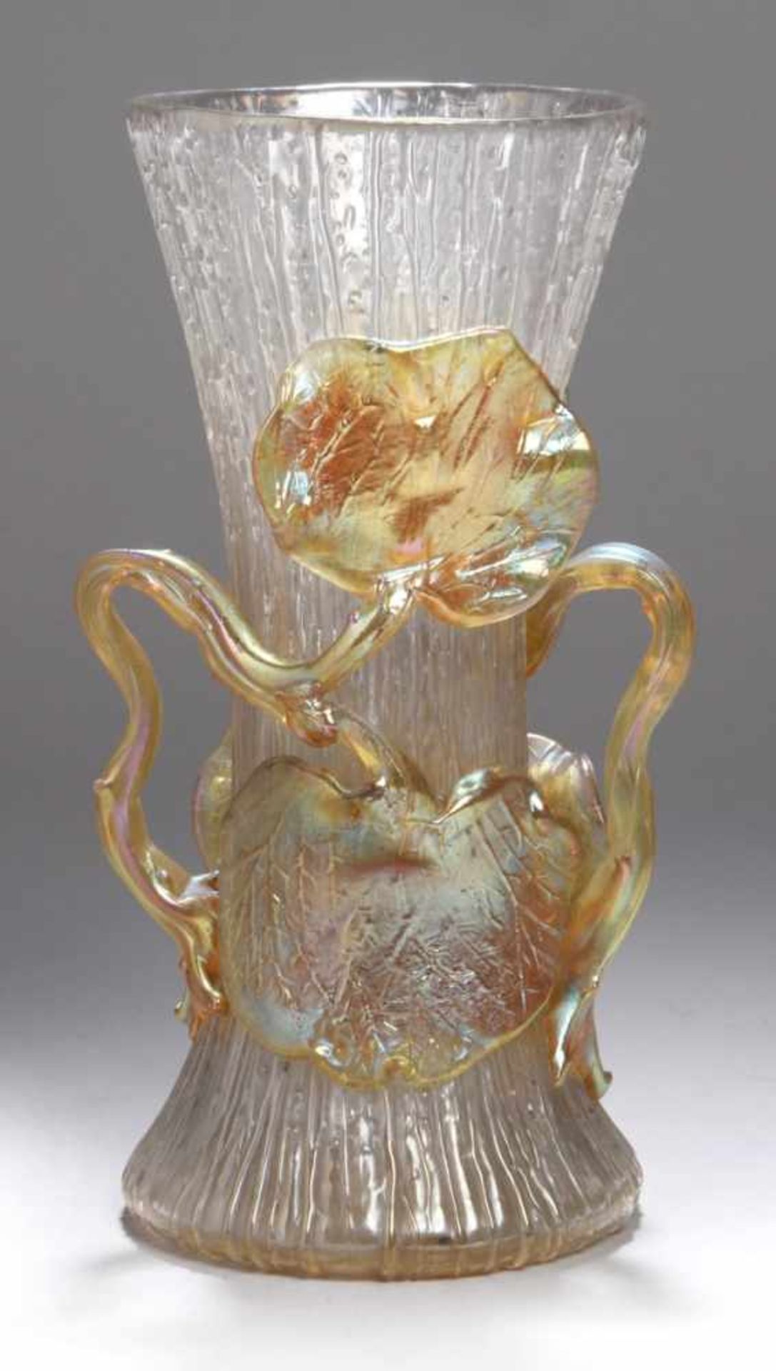 Glas-Ziervase, Klostermühle, Johann Loetz Wwe., um 1900, Dekor: Blitzglas mit Ast undBlättern,