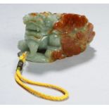 Jade-Glücksbringer, China, Glückssymbol bzw. Anhänger, plastische Schnitzarbeit in Formeines Löwen