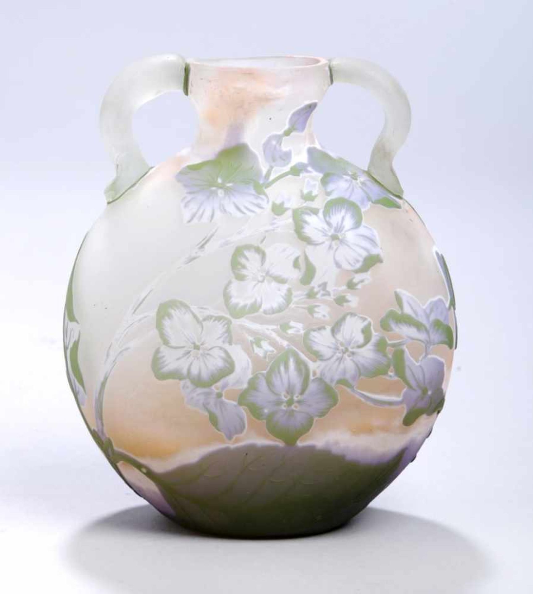 Glas-Doppelhenkelziervase, "Hortensia", Emile Gallé, Nancy, um 1904-06, ovaler Stand,kugliger,