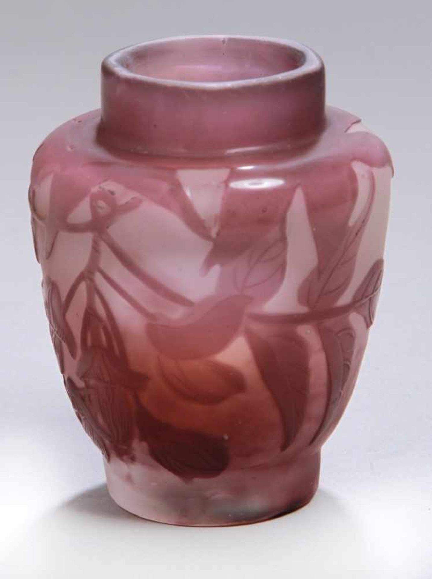 Glas-Zierväschen, "Glycines", Emile Gallé, Nancy, um 1906-14, über leicht eingezogenemRundstand sich