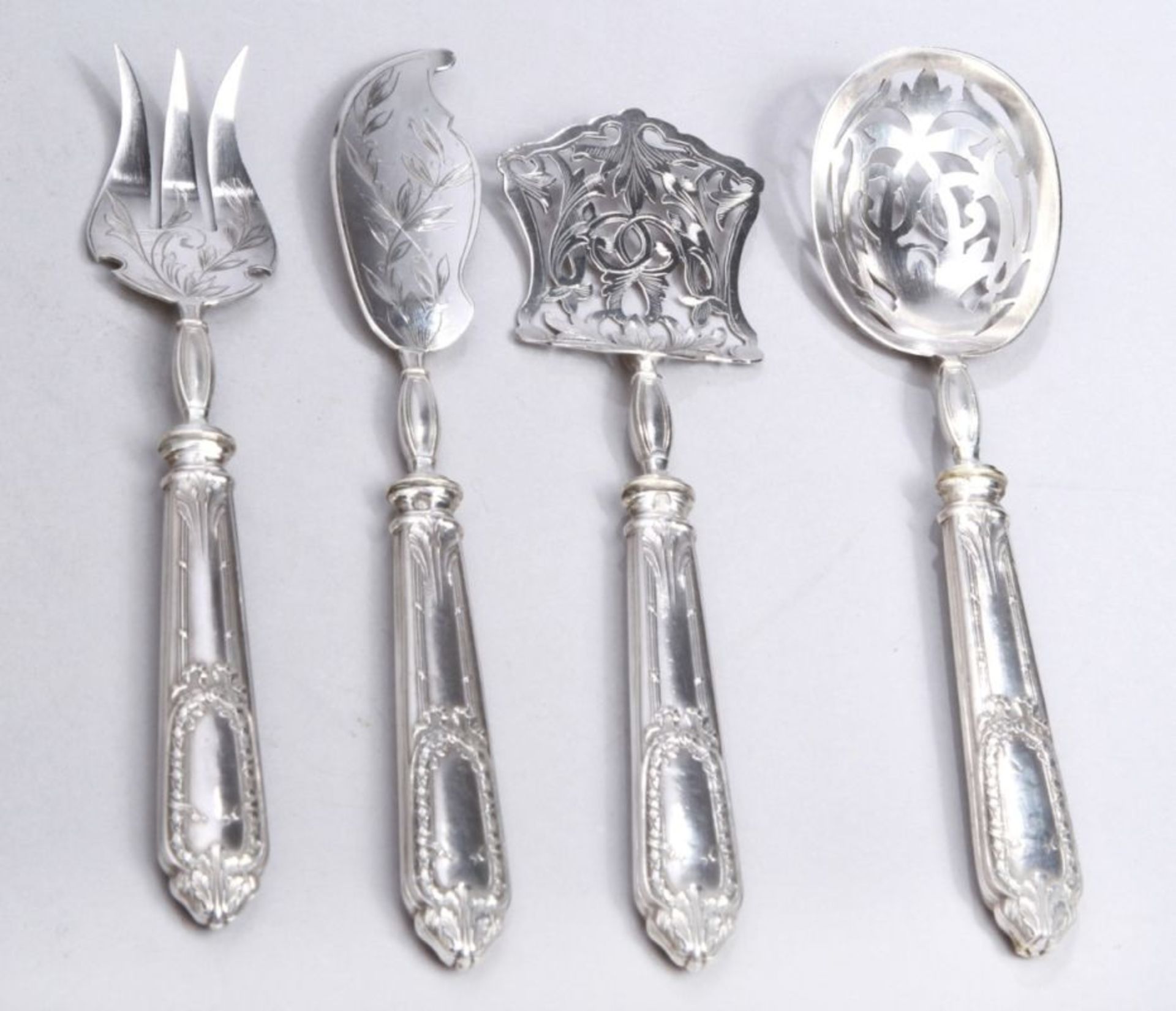 Vorlege- bzw. Petit Four Besteck, 4-tlg., Frankreich, um 1890, Griffe Silber 950,Arbeitsteile Metall