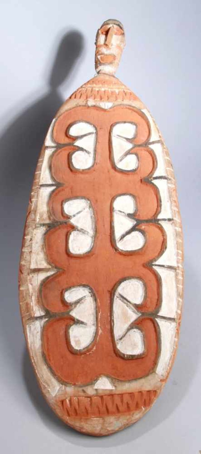 Sago-Brett, Asmat, Papua, Neu-Guinea, hochovale Form mit reliefplastischerOrnamentschnitzerei und