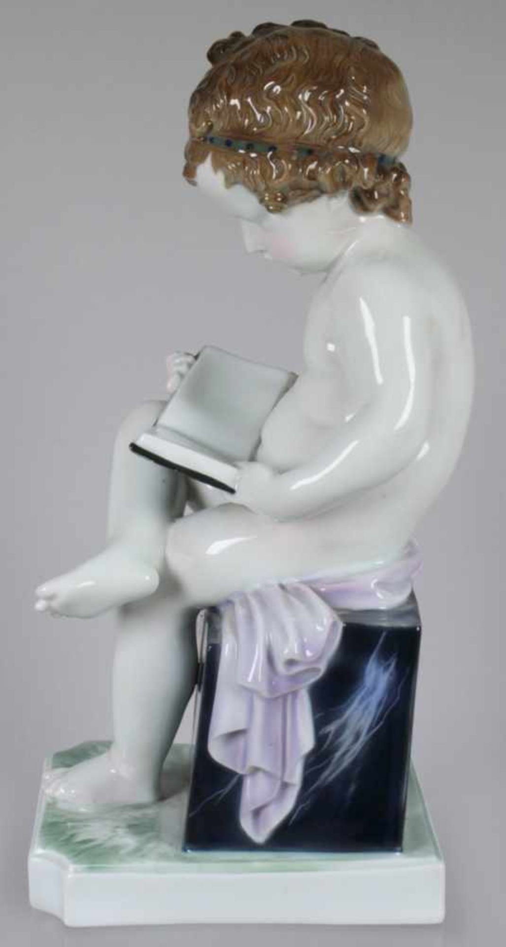 Porzellan-Figur, "Nacktes Kind beim Lesen", Karl Ens, Volkstedt., um 1930, Mod.nr.: 2967,auf - Bild 2 aus 5