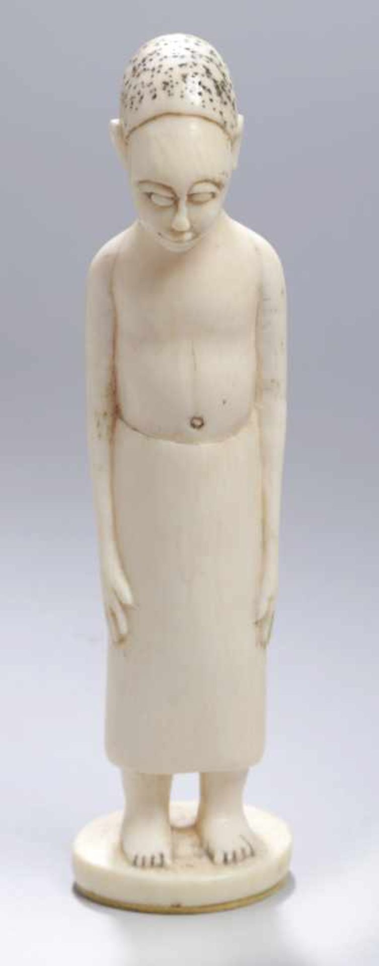 Elfenbein-Figur, Mangbetu, Kongo, um 1910, auf Rundplinthe plastische, stehendeDarstellung eines