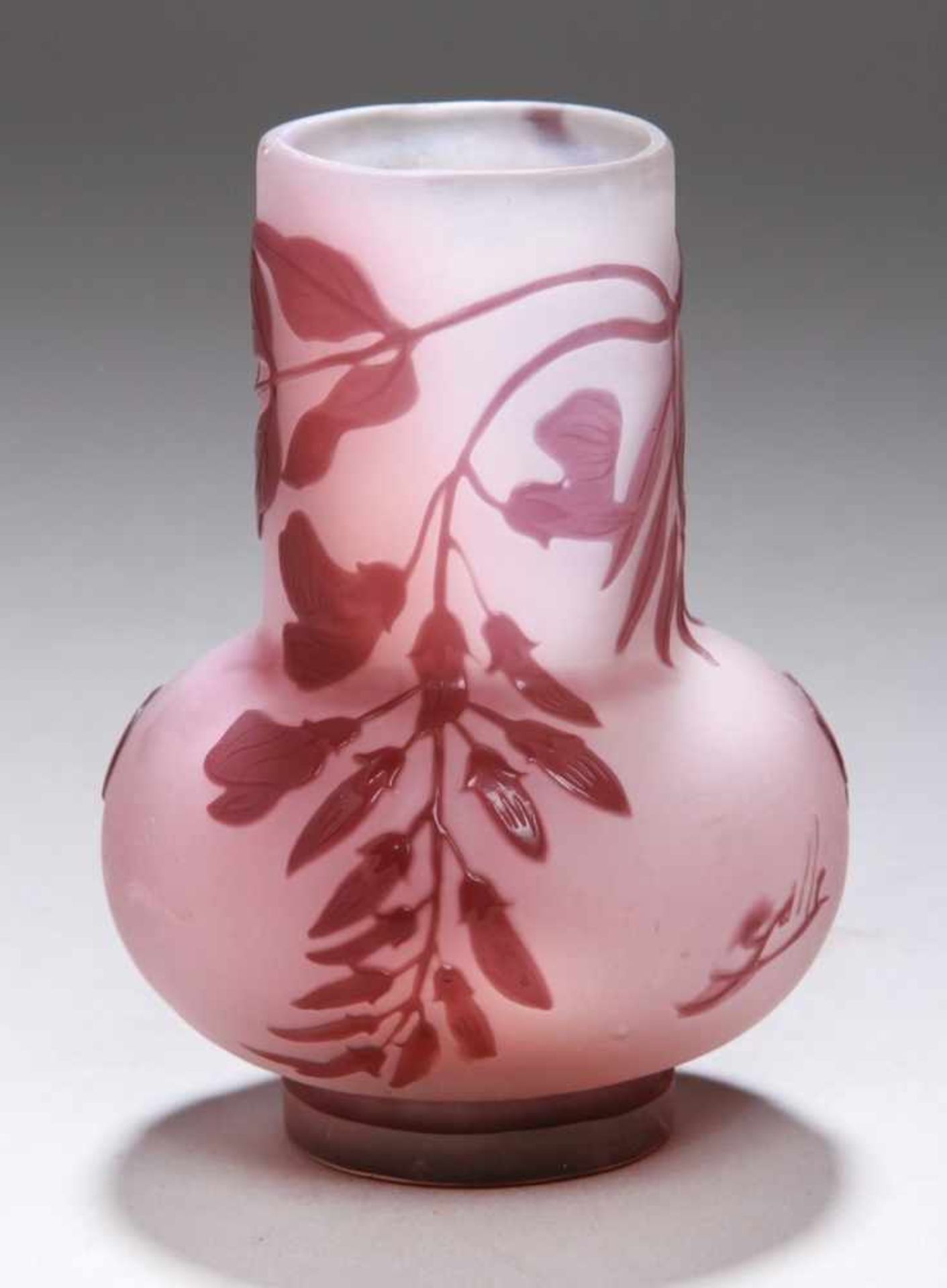 Glas-Ziervase, "Glycines", Emile Gallé, Nancy, um 1906-14, über eingezogenem Rundstandkugliger