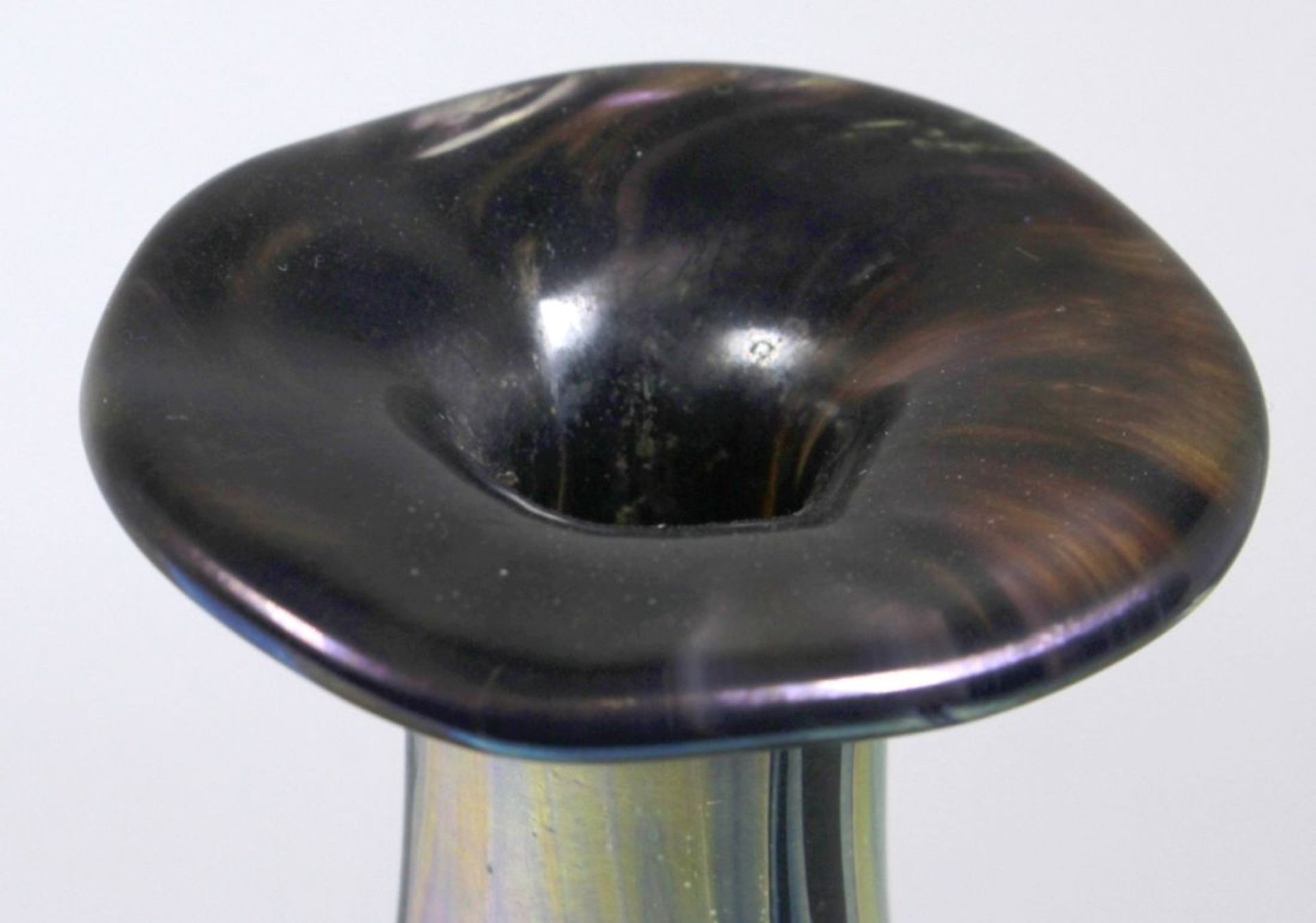 Glas-Ziervase, unleserlich signierender Künstler, 1989, ovaler Stand, bauchiger,beidseitig - Bild 3 aus 4