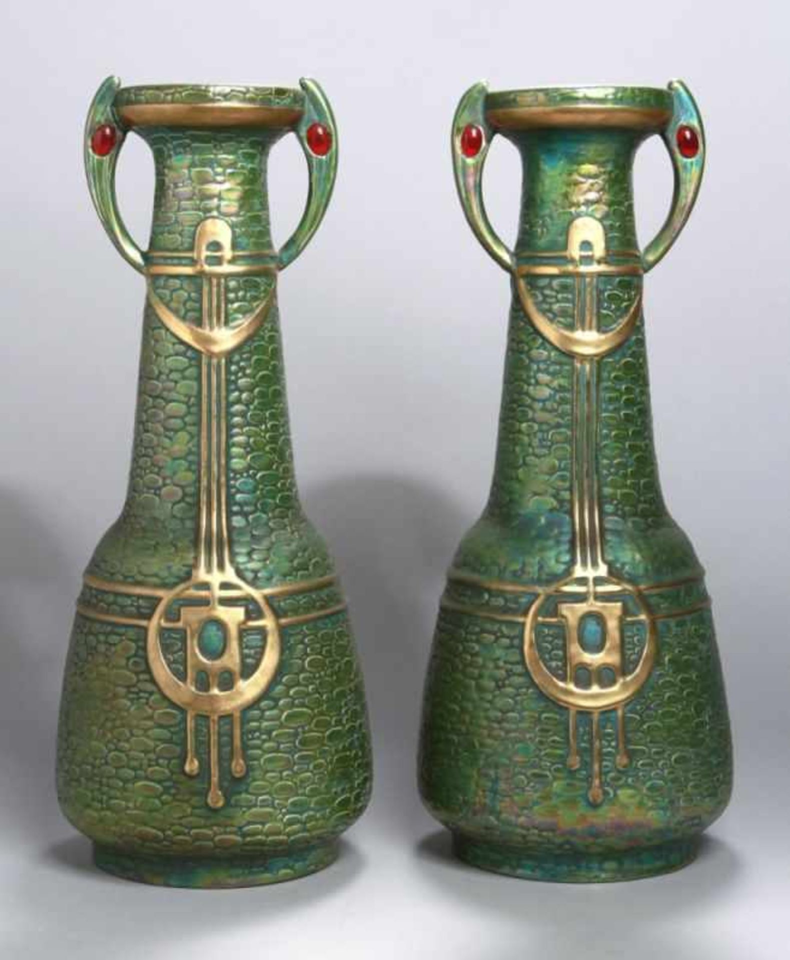 Ein Paar Jugendstil Keramik-Doppelhenkelziervasen, wohl Amphora-Werke, Riessner,Stellmacher &